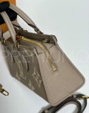 Louis Vuitton On The Go East West сумка PR365618 17