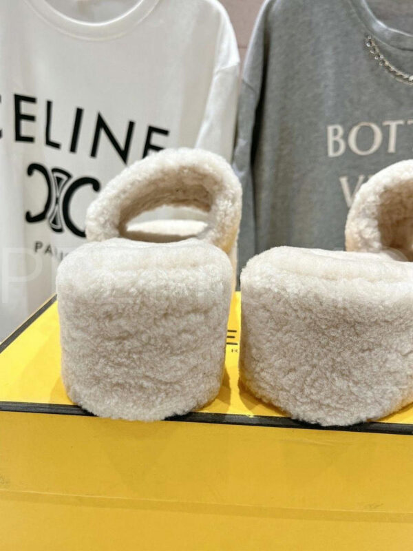 Fendi шлепанцы PR247278 8