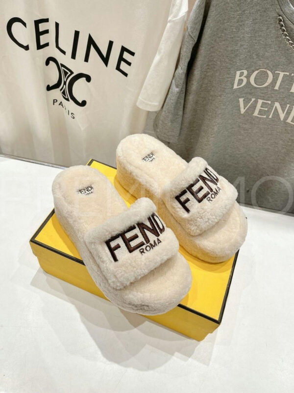 Fendi шлепанцы PR247278