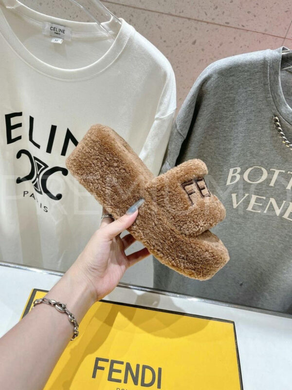 Fendi шлепанцы PR541850 3