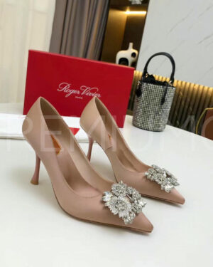 Roger Vivier RV Bouquet Strass Buckle Pumps in Satin туфли PR860589