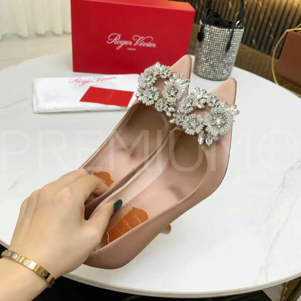 Roger Vivier RV Bouquet Strass Buckle Pumps in Satin туфли PR860589 6