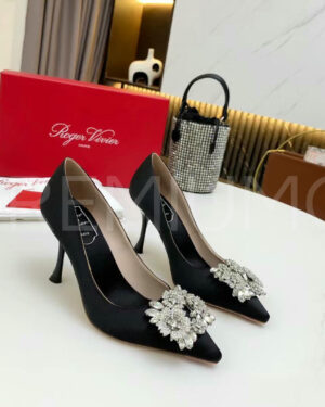 Roger Vivier RV Bouquet Strass Buckle Pumps in Satin туфли PR693881