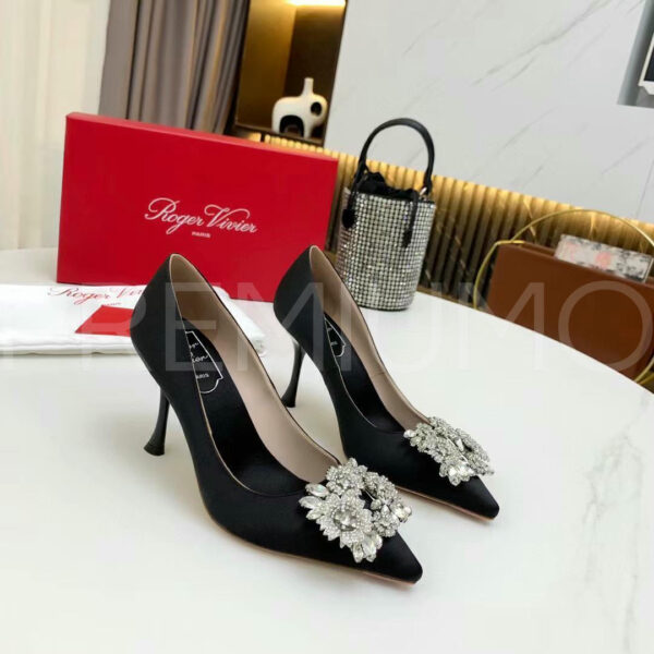 Roger Vivier RV Bouquet Strass Buckle Pumps in Satin туфли PR693881