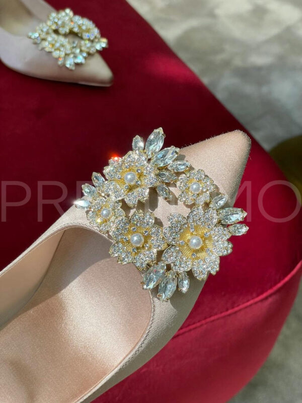 Roger Vivier RV Bouquet Strass Buckle Pumps in Satin туфли PR642025 5
