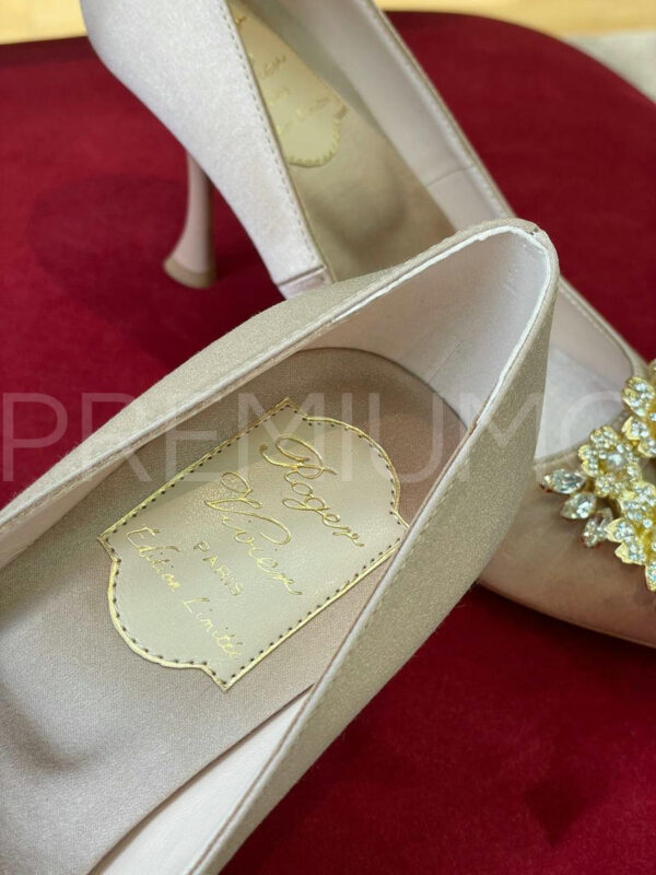 Roger Vivier RV Bouquet Strass Buckle Pumps in Satin туфли PR642025 6