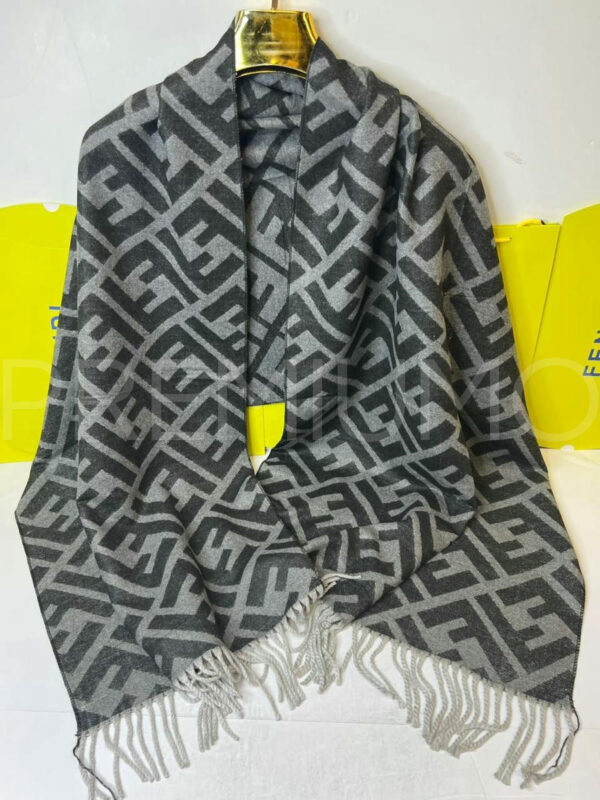 Fendi палантин PR281429