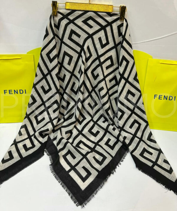 Fendi платок PR387966