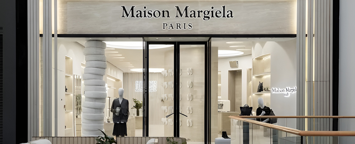 Минималистичный интерьер бутик-кафе Maison Margiela в Дубае