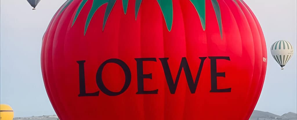 Томатный воздушный шар Loewe: креативное промо коллекции Paula’s Ibiza