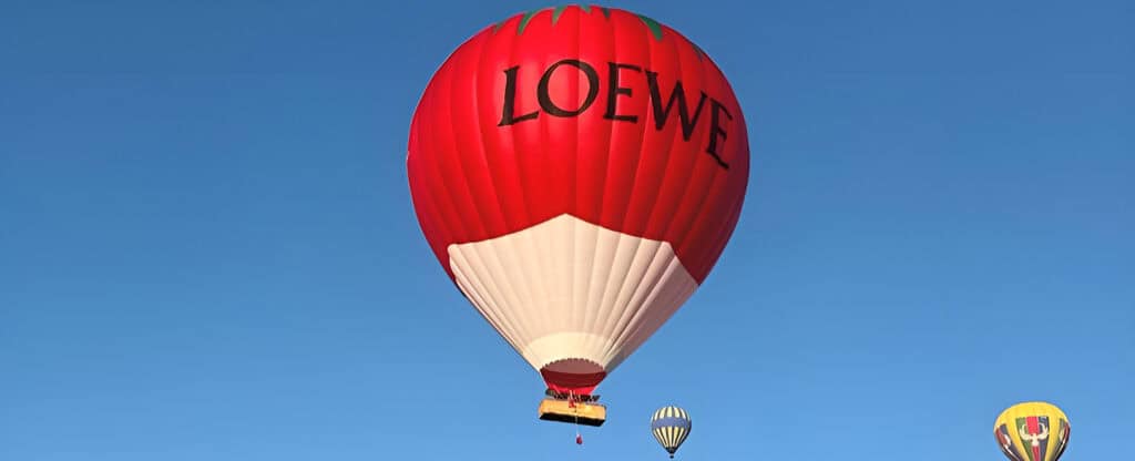 Воздушный шар Loewe в форме помидора над Каппадокией