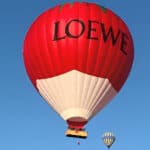 Воздушный шар Loewe в форме помидора над Каппадокией