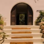 Jacquemus на Миконосе: новый бутик в сердце греческого гламура